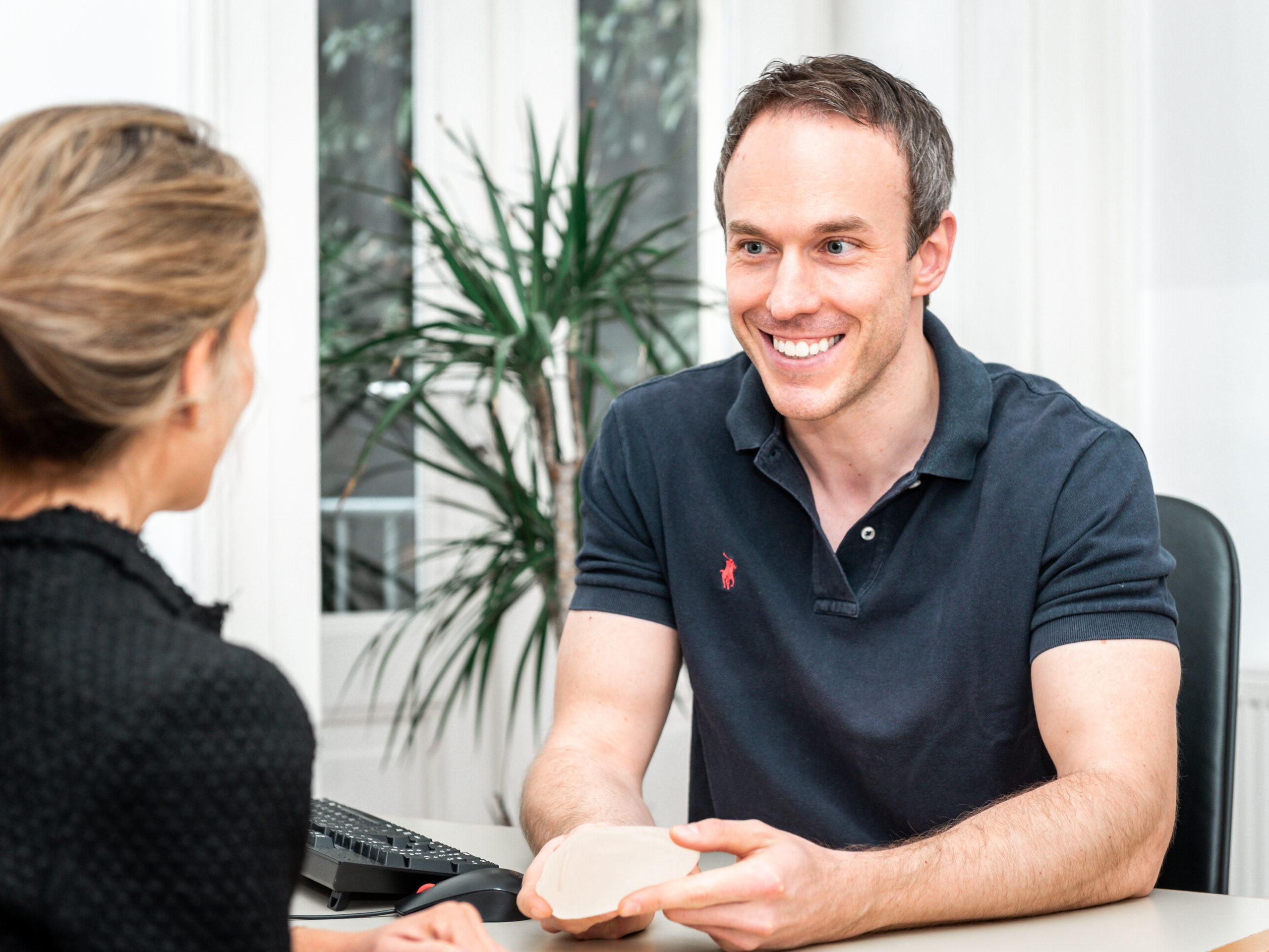 Dr. Markus Paulhart während der Beratung einer Patientin vor Brustvergrößerung